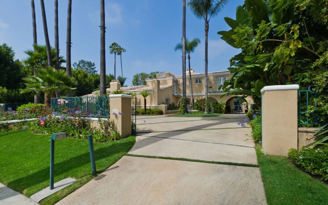 13983C1693908520958 901 N Bedford Drive