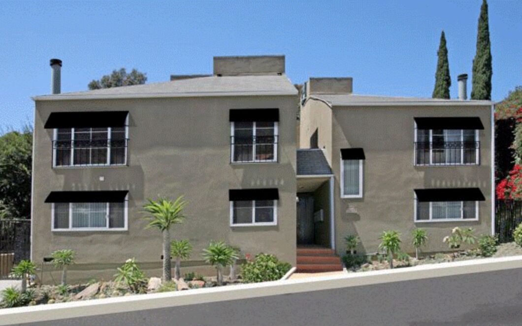13983C1693958732901 2585 N Beachwood Drive