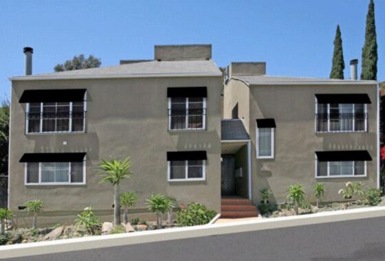 13983C1693958732901 2585 N Beachwood Drive