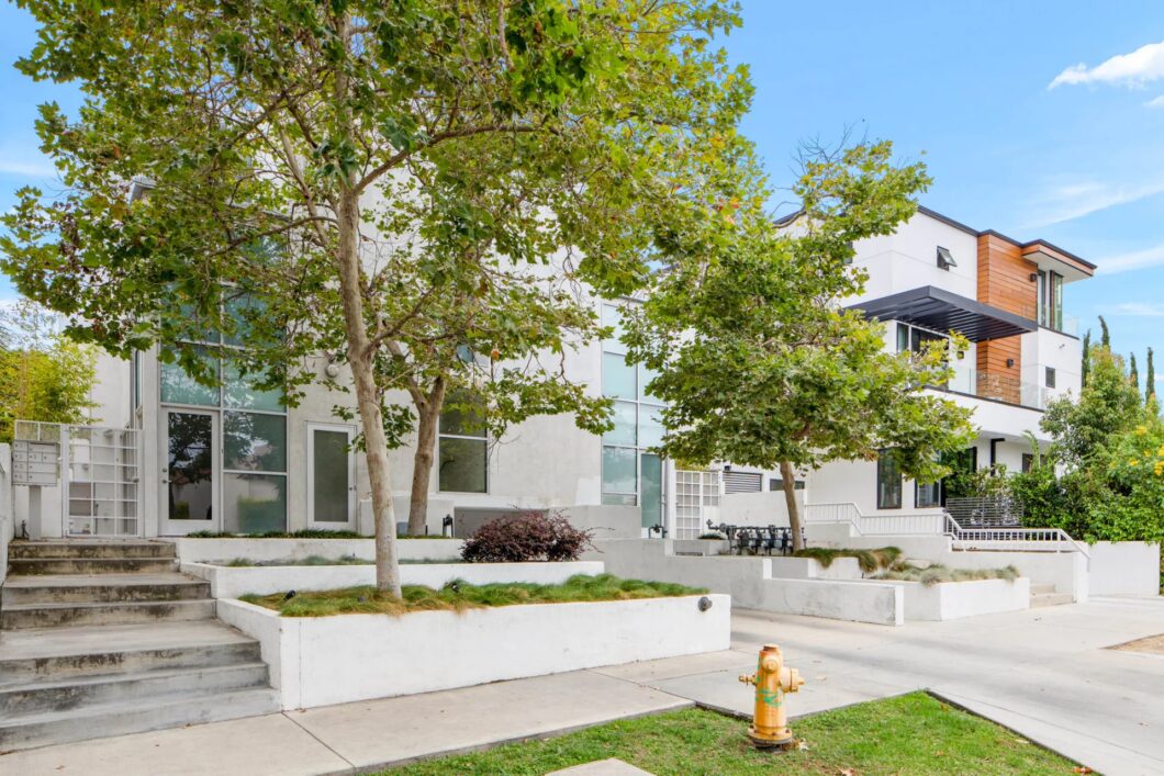 13983C1693963769300 823 N Martel Avenue