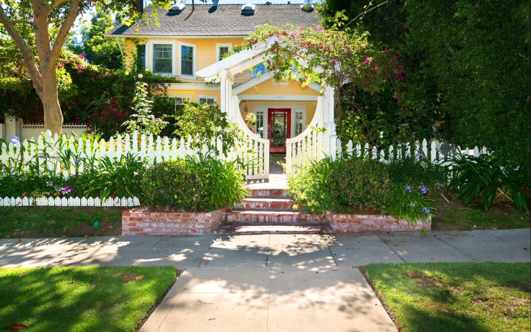13983C1693970261538 1921 N Hobart Boulevard