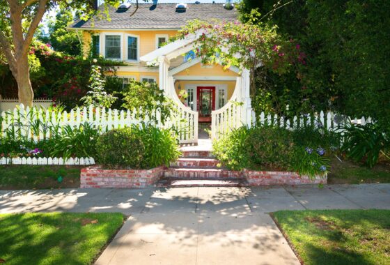 13983C1693970261538 1921 N Hobart Boulevard