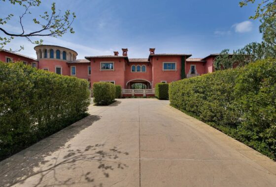 13983C1693971471365 76 Beverly Park Lane