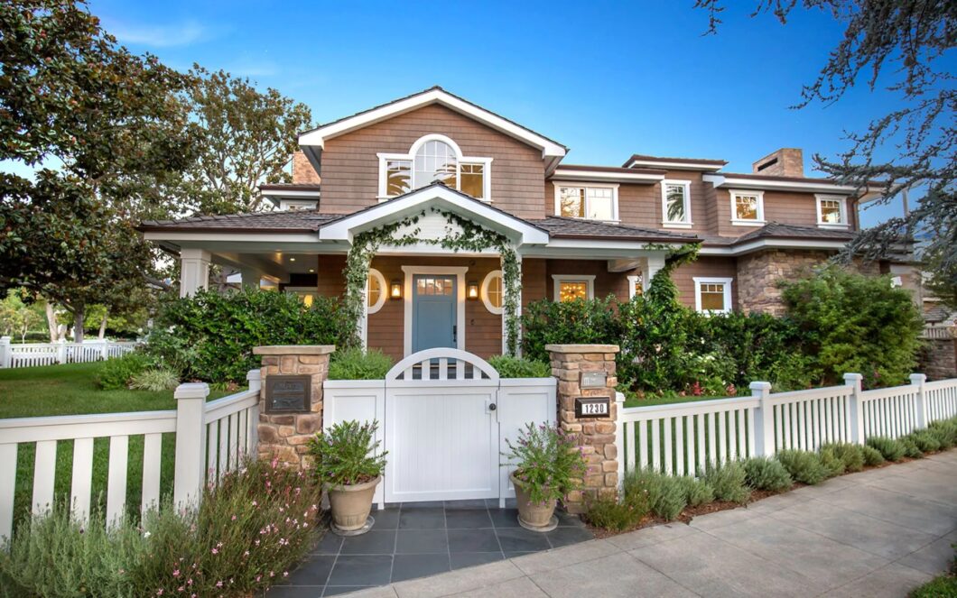 13983C1693974790838 1230 Georgina Avenue