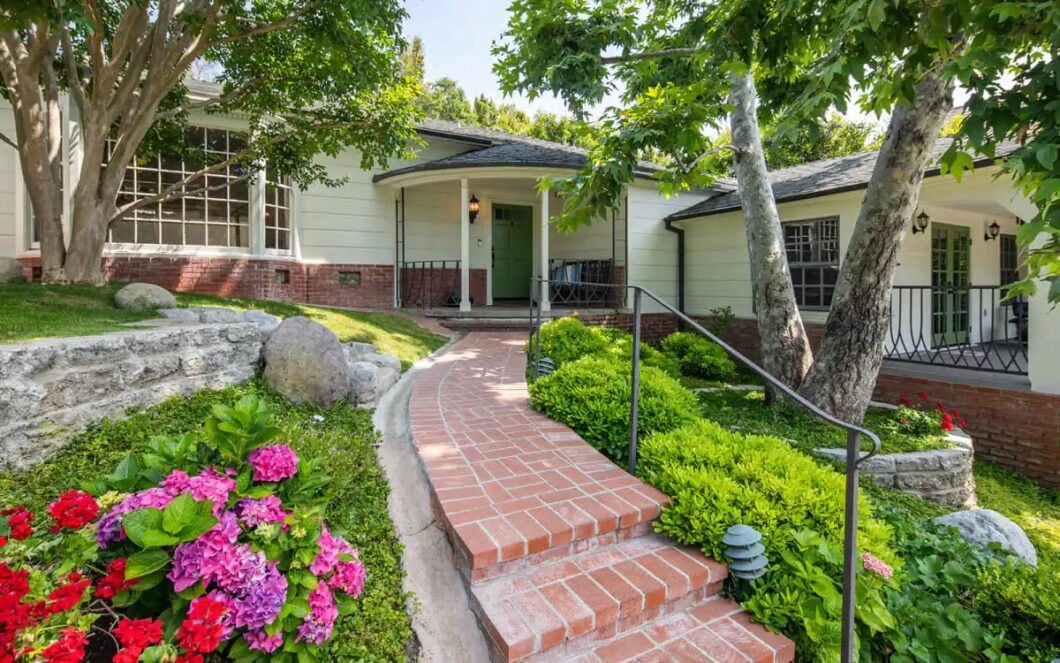 13983C1694044757373 10434 Wyton Drive