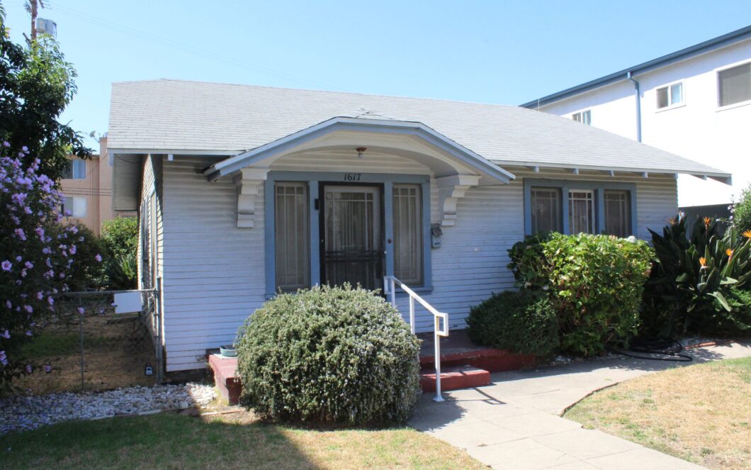 13983C1694051900872 1617 Barry Avenue