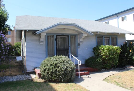 13983C1694051900872 1617 Barry Avenue
