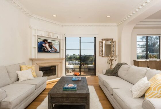 13983C1694054242152 453 S Barrington Avenue #405