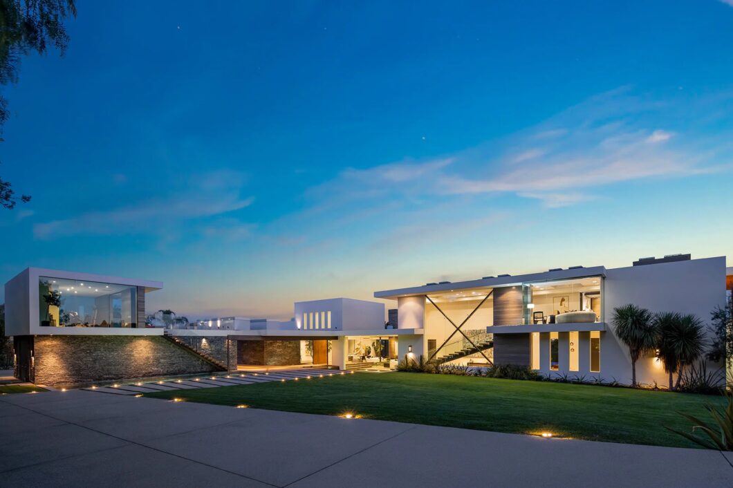 13983C1694057412901 3000 Benedict Canyon Drive
