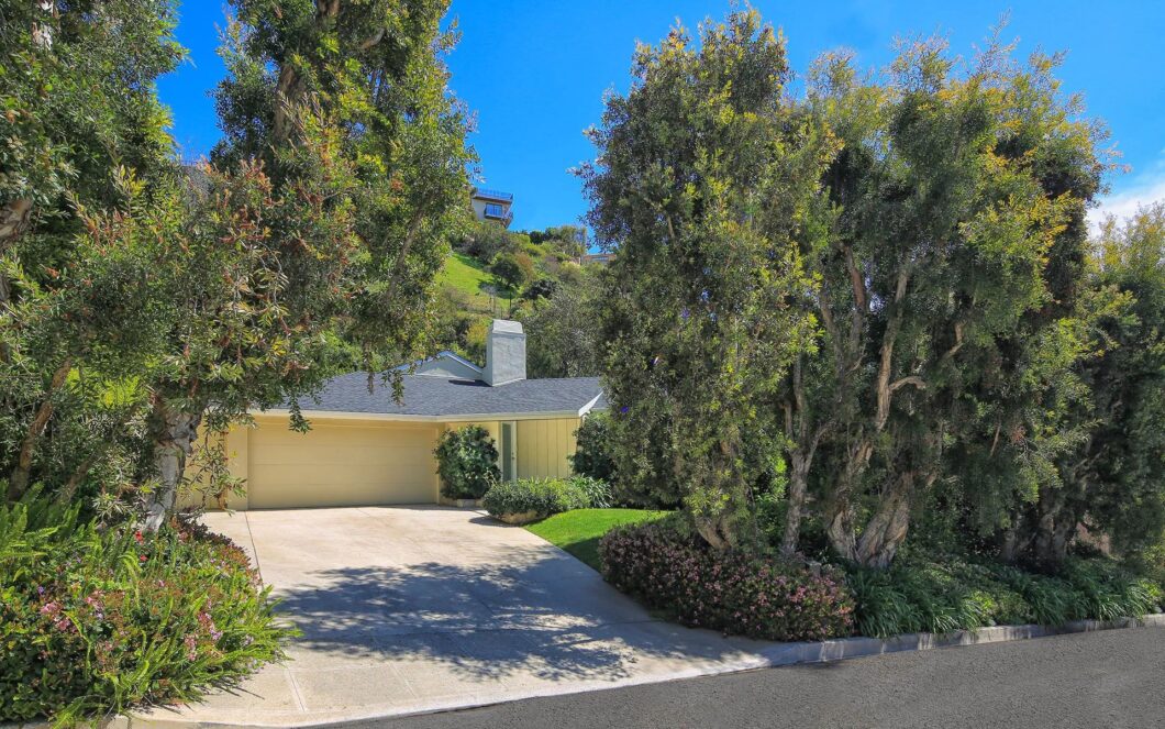 13983C1694060152274 1488 Rising Glen Road