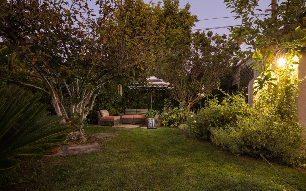 13983C1694075736686 202 N Beachwood Drive