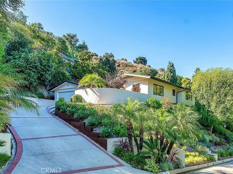 13983C1728608355043 3747 Benedict Canyon Ln