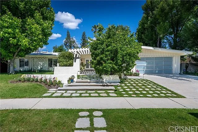 13983C1728609141478 4401 Azalia Dr