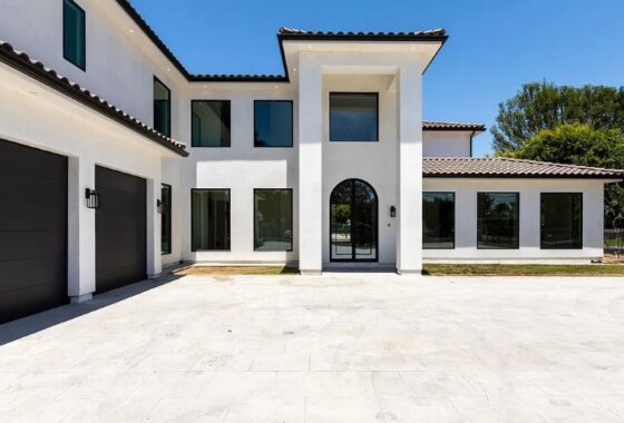 13983C1729882680467 13807 Magnolia Blvd