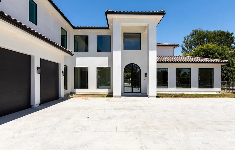 13983C1729882680467 13807 Magnolia Blvd