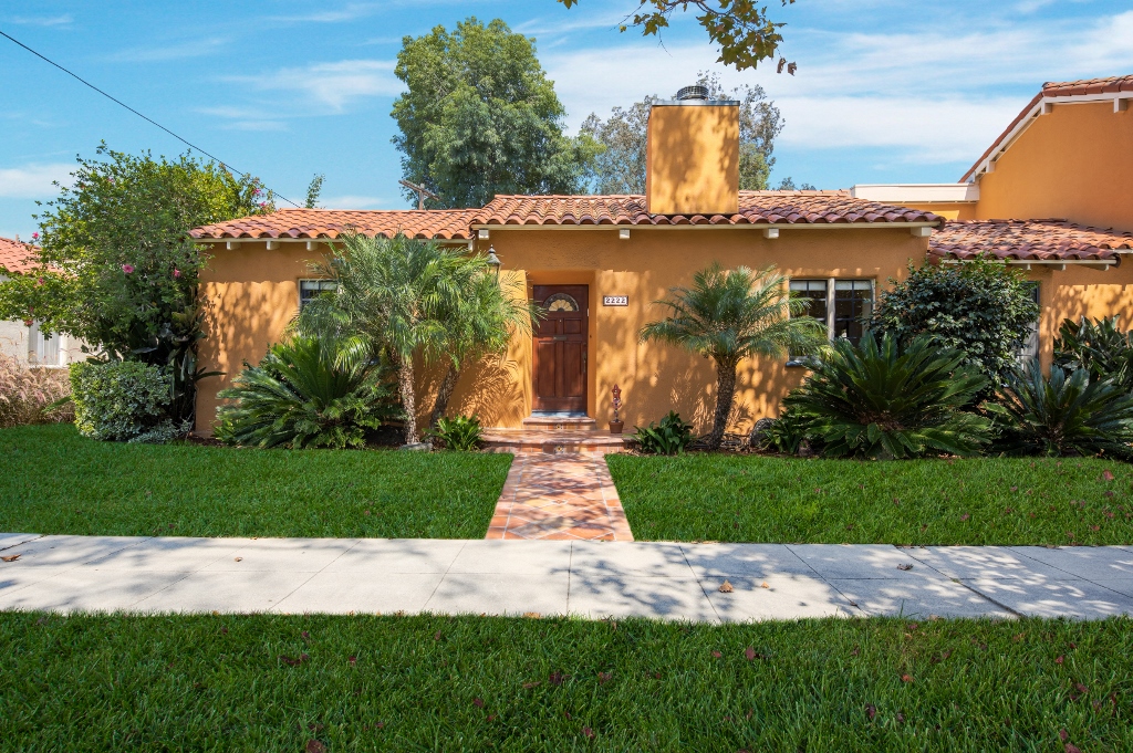 14806572 2222 Balsam Avenue