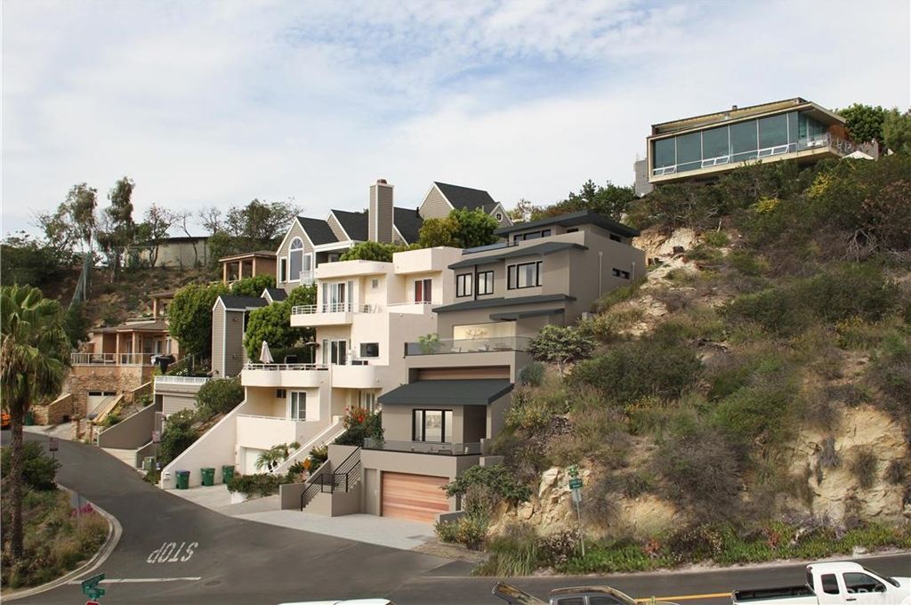 14807858 909 Summit Way