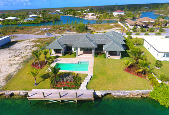 14810175 AWESOME EXECUTIVE CANAL FRONT VILLA