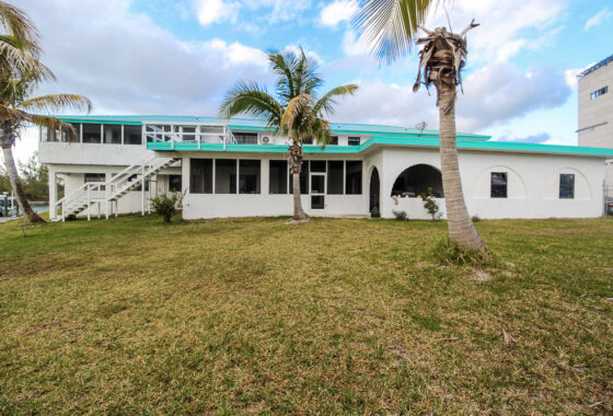 14812302 Canal Front Estate in Bell Channel