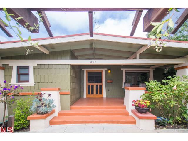 14814388 855 Victoria Ave