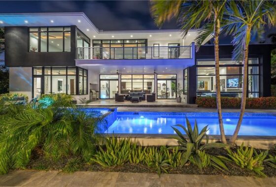 14815687 2116 Sunrise Key Blvd