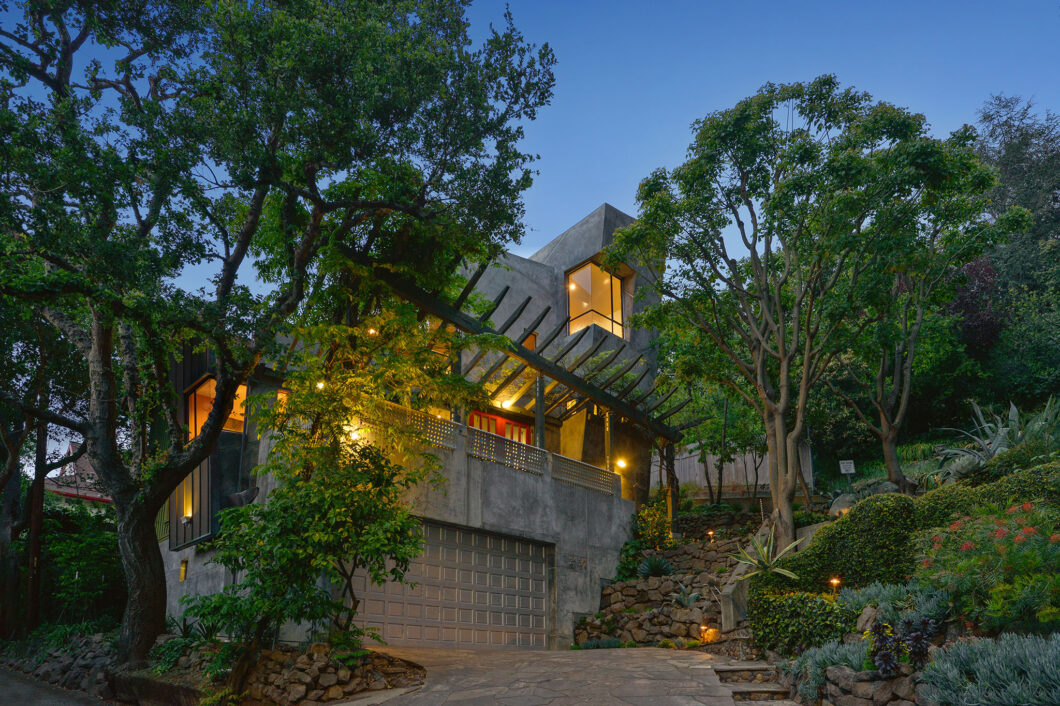 14817127 2997 Dwight Way