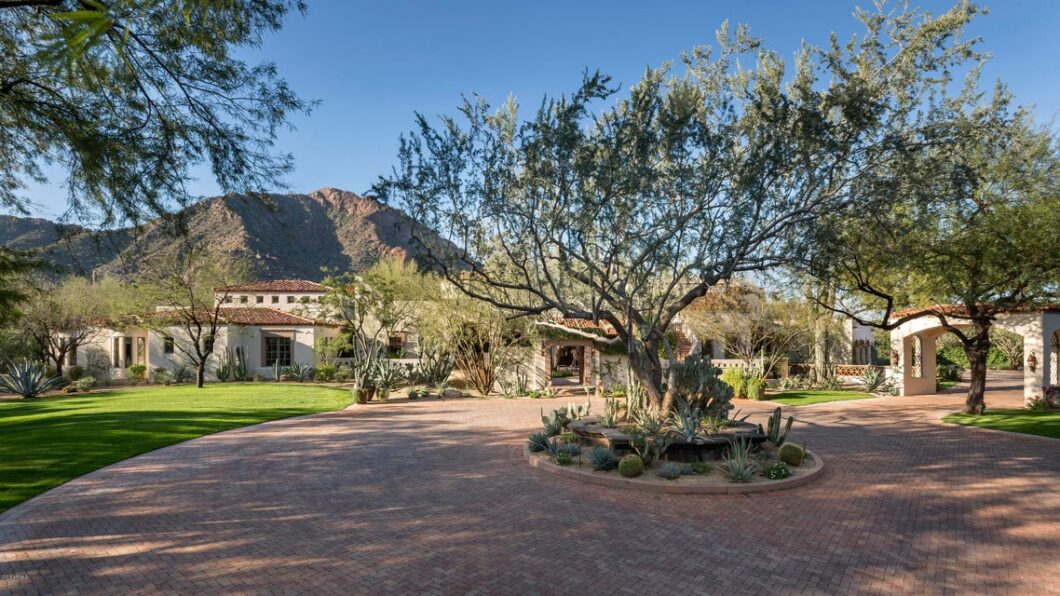 14817241 5901 E Valley Vista Lane