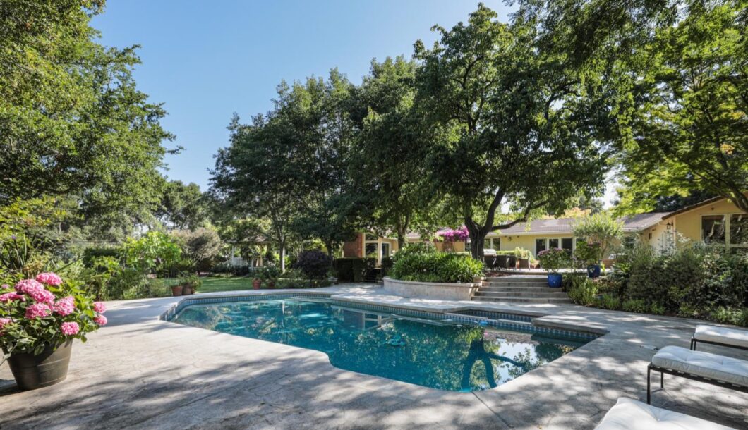 15418C1636712230369 27693 Vogue Court