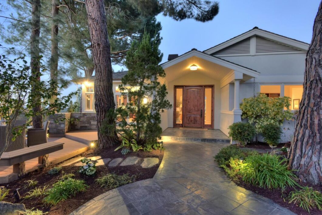 15418C1636936988702 890 Madonna Way