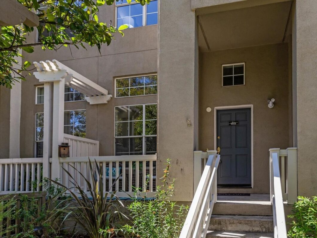 15418C1637029039272 130 Alley Way