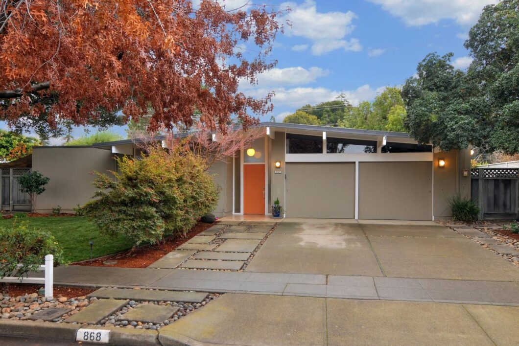 15418C1637041172400 868 Somerset Drive