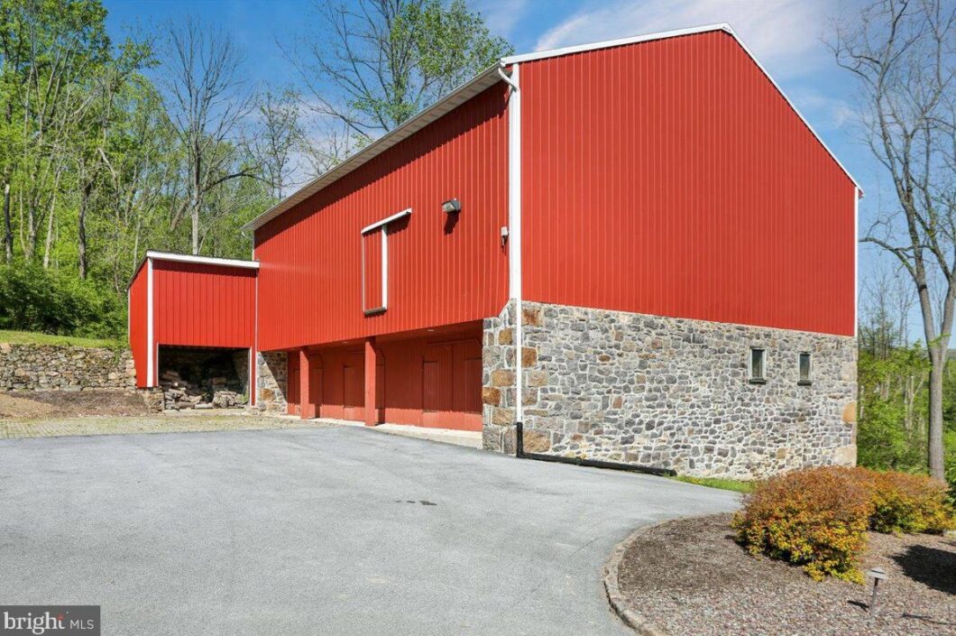18308C1655321903451 836 Memorial Hwy