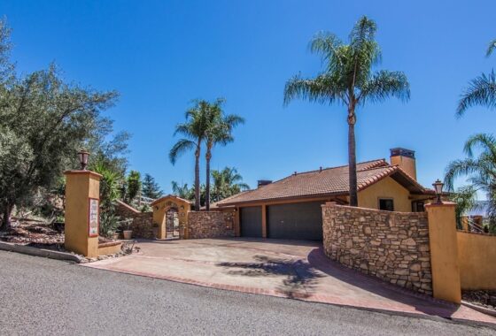 18397C1733354223853 2920 Summit Dr.