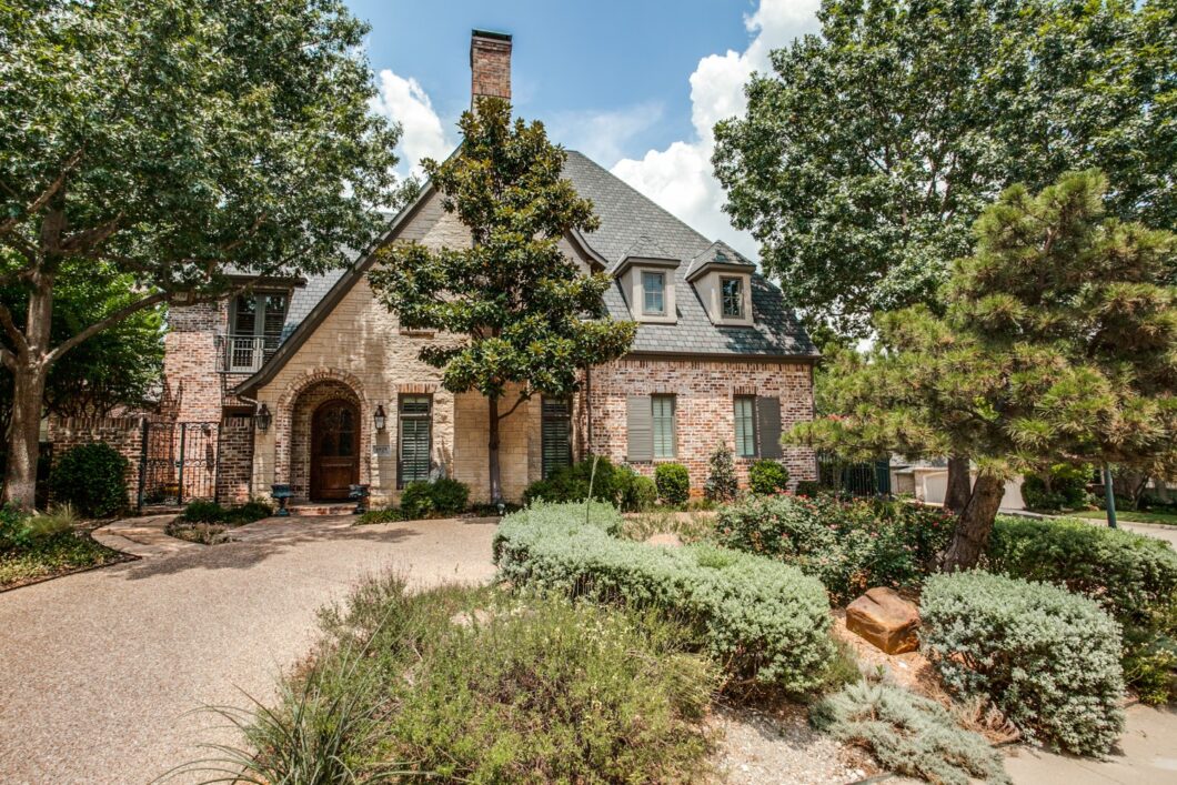 18476C1543987487628 6929 Forest Cove Circle