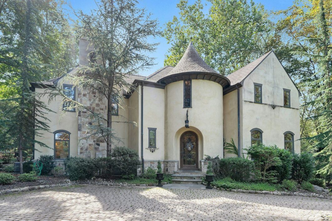 19432C1759247343433 Enchanting Chateau