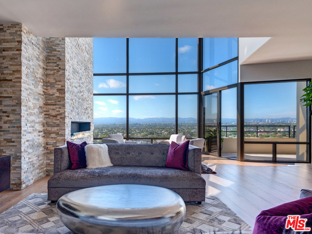 2064C1572995277765 4337 Marina City Drive