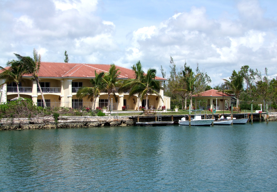 21820C1559569343693 INCOME PRODUCING 6 UNIT CONDO WITH DOCKAGE IN LUCAYA