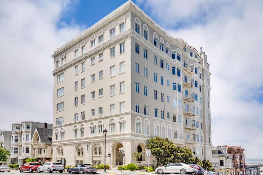 21832C1610993706767 2100 Green St #704