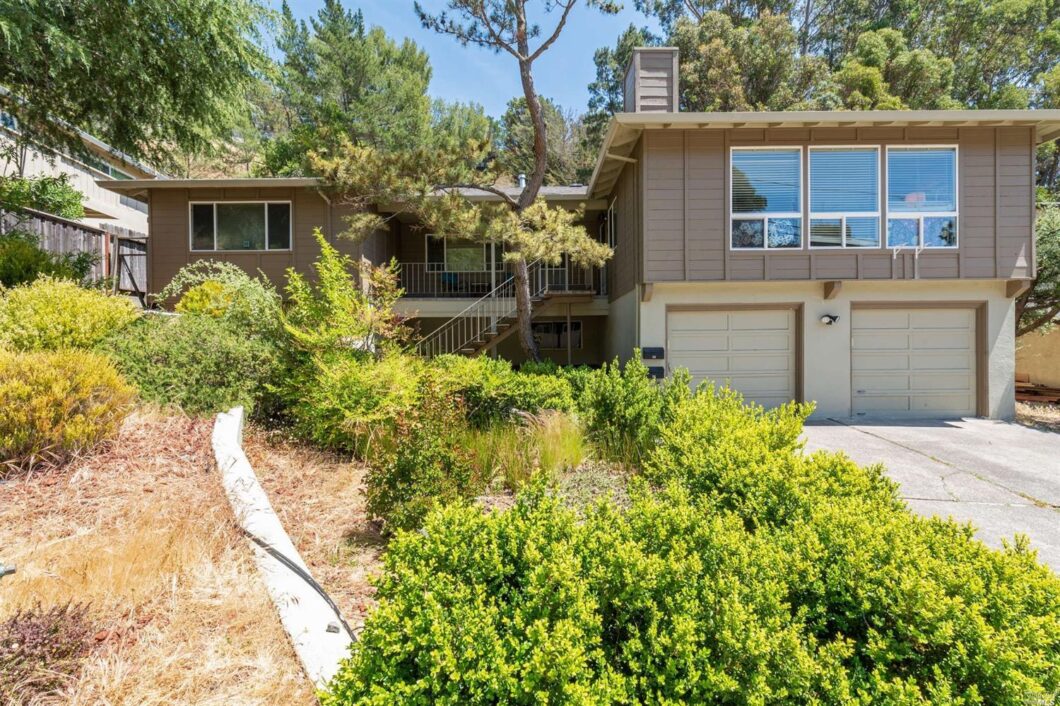 21832C1635359893003 56 58 Elizabeth Way