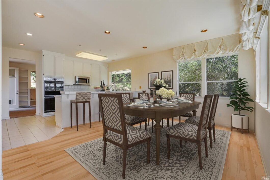 21832C1637007911078 42 West Oak Knoll