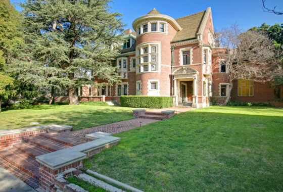 22474C1684521264378 1120 Westchester Place