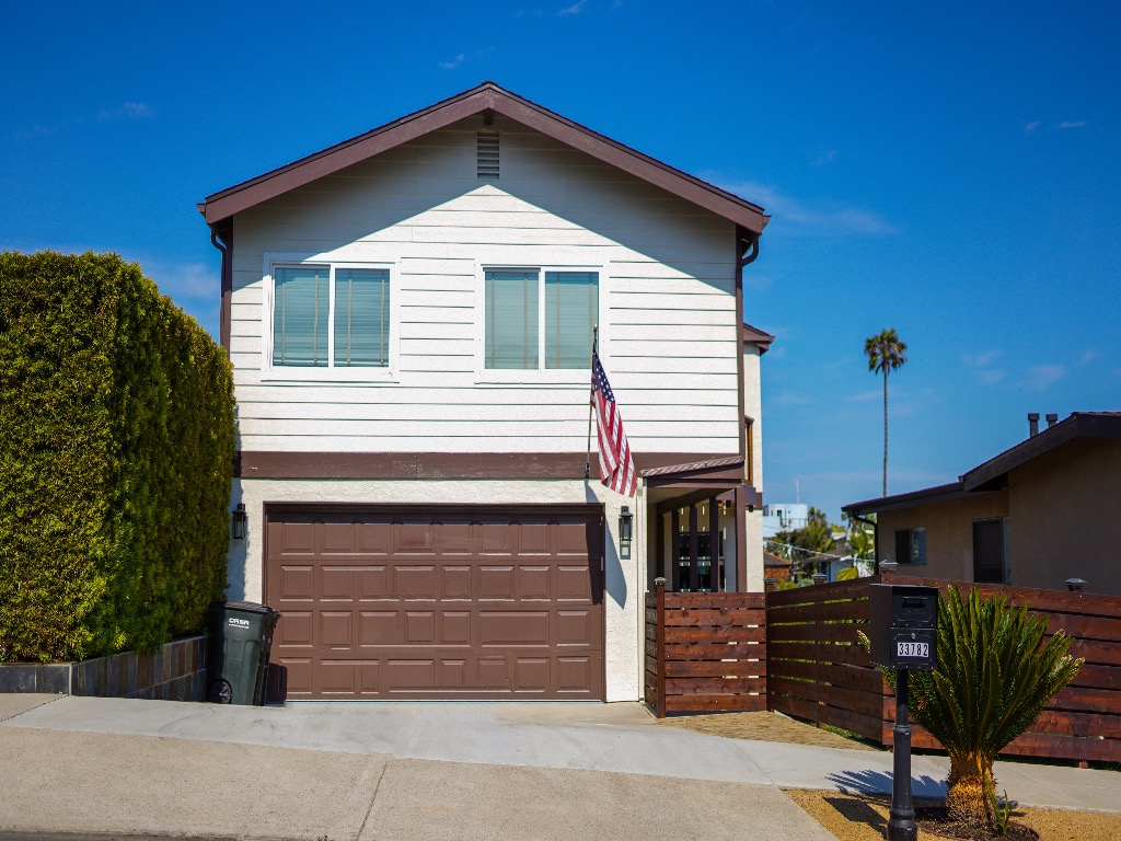 23630C1623126684456 33782 Violet Lantern Street