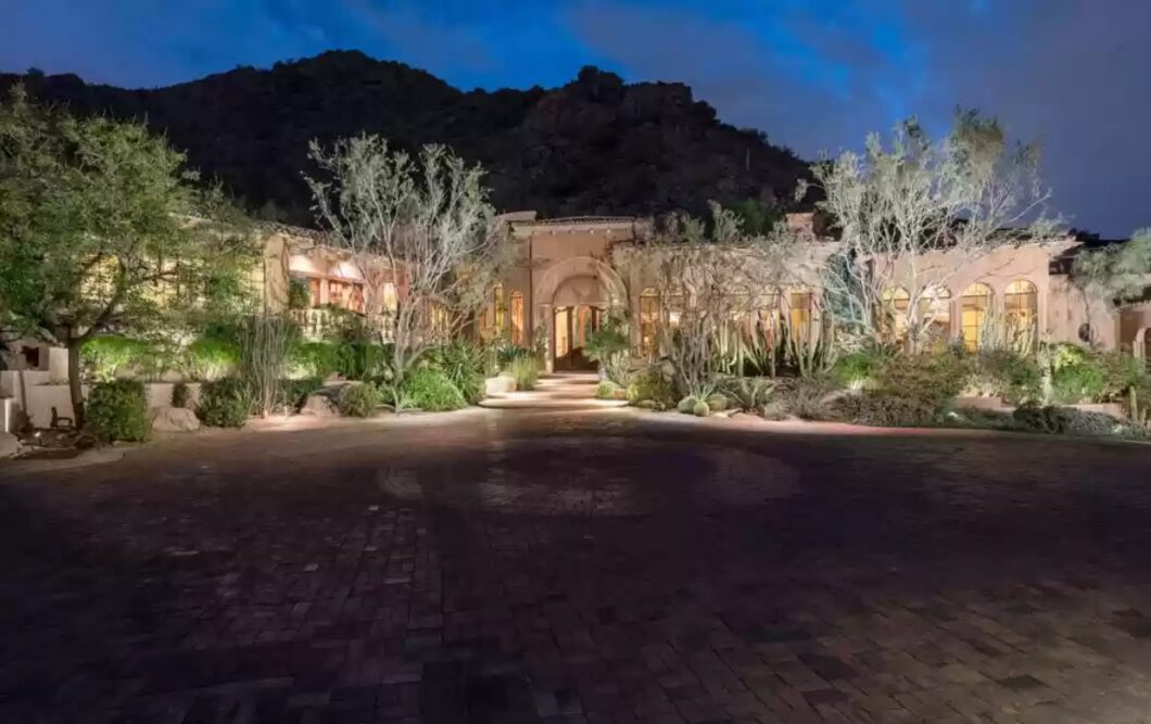 26886C1647893997372 5825 E Starlight Way