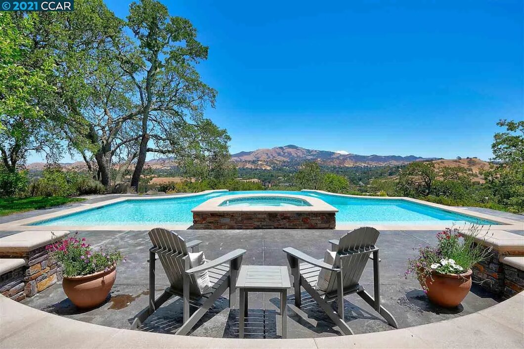 28011C1663944473152 2451 Ridgewood Rd.