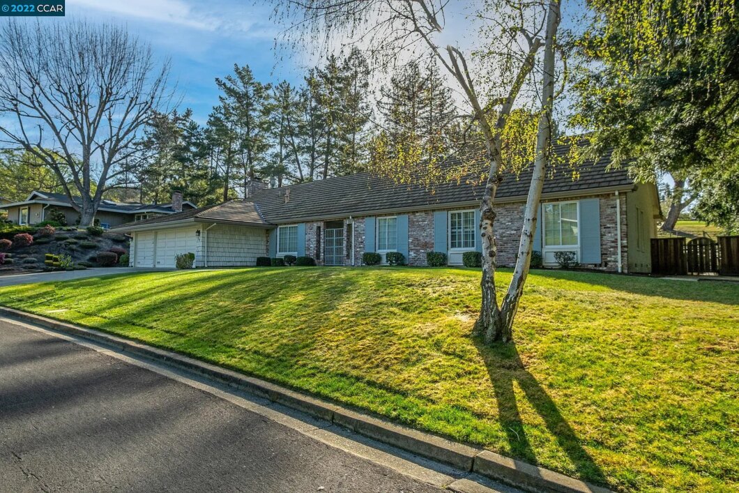 28011C1663944714399 38 Tam O Shanter Rd.