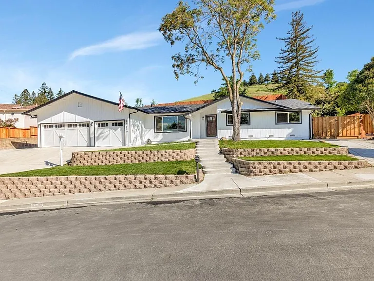 28011C1746484566113 692 Christine Dr.