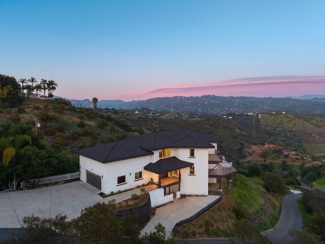 31724C1761187374870 4385 Rainbow Vista Dr.