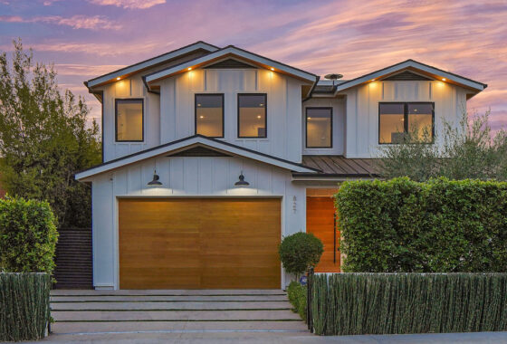 31724C1762397792575 827 N. Curson Ave.