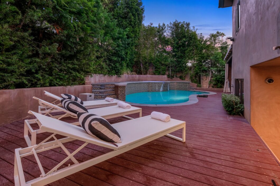 31724C1762484201895 2161 N. Bronson Ave.