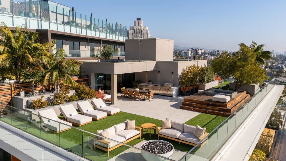 31724C1767032315950 8420 W. Sunset Blvd.
